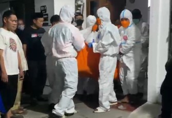 Petugas BPBD Karanganyar mengevakuasi jenazah pria yang ditemukan membusuk di dalam rumahnya, kawasan Perumahan UNS 5, Desa Ngringo, Kecamatan Jaten, pada Selasa (12/5/2026) malam