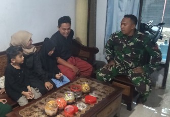 Komsos bersama warga desa lokasi TMMD