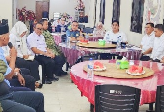 Bupati Bintan Roby Pimpin Rapat Perkembangan Pendataan Ulang Bangunan Masyarakat dan TNI AL di Tanjung Uban