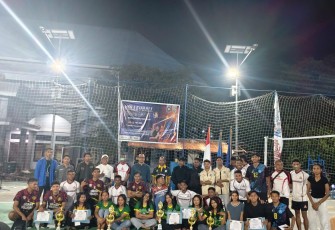 Foto bersama BEM, Pembina, Ketua Panitia, perwakilan Pimpinan dari setiap Perguruan tinggi dan peserta Tim Juara