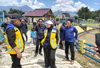 Ketua Komisi III DPRD Kabupaten Lebong dari Fraksi Partai NasDem, Alpi Haryono, SE dan Anggota Komisi V DPR RI Erna Sari Dewi saat turun kelapangan