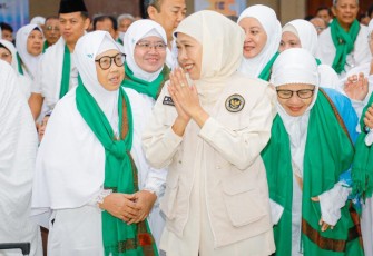 Gubernur Khofifah Lepas Kloter Terakhir Jemaah Haji