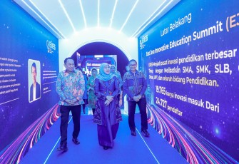 Gubernur Jawa Timur Khofifah Indar Parawansa hadir dalam Malam Penganugerahan Karya Inovasi Pendidikan Terbaik East Java Innovative Education Summit (EJIES) 2026 yang digelar di Legacy Ballroom Surabaya, Jumat (22/5)