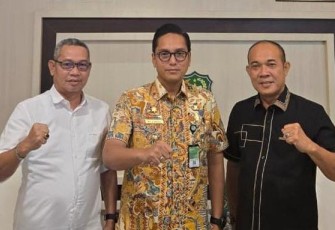 Walkot Medan Rico Tri Putra Bayu Waas diapit Ketua Kormi Medan, Idrus Djunaidi (kanan) dan Bendahara Kormi Medan, Abdul Salim (kiri)
