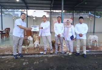 Adhe Eliana pimpin persiapan penyaluran belasan kambing kurban bersama jajaran pengurus DPC Gerindra Karanganyar, Minggu (24/5/2026)