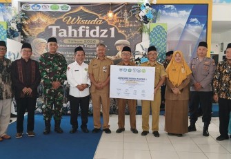 Danramil 0801/04 Tegalombo yang di wakili Pelda Mujiono menyaksikan wisuda tahfidz 1 Tegalombo bertempat di Pendopo Kecamatan Tegalombo, Kabupaten Pacitan, Senin (25/5/2026)