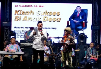Haryono saat memberikan pemaparan di sela-sela momentum peluncuran buku "Kisah Sukses Si Anak Desa", Minggu (24/5/2026) malam, bertempat di halaman kediamannya di kawasan Suruh, Tasikmadu, Karanganyar.