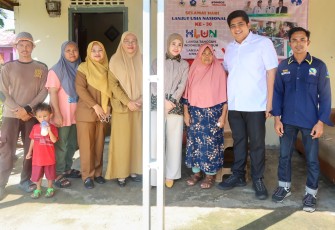 Bupati Bintan dan LKKS Salurkan 300 Paket Sembako untuk Lansia