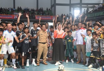 Novita Hardini, saat membuka turnamen UPRINTIS Futsal League 2026, di GOR Gajah Putih Kabupaten Trenggalek, Senin (11/5/2026)