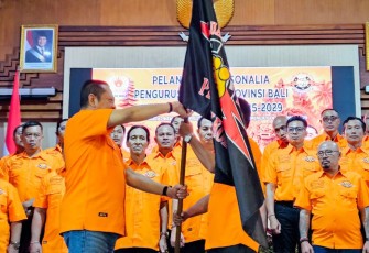 Bamsoet didampingi Sang Guru Badai Meganagara Drajad di saat melantik Ketua Umum Pengurus Provinsi Keluarga Olahraga Tarung Derajat (Pengprov KODRAT) Bali, I Gusti Ngurah Jaka Pratidnya dan Pengurus KODRAT Provinsi Bali 2025-2029, Minggu (31/5/26)