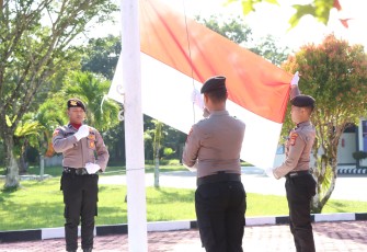 Personil Polres Aceh Singkil saat menaikan bendera merah putih dalam upacara Hari Lahir Pancasila yang digelar di halaman Mapolres setempat