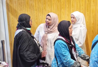Ketua TP PKK Kepri Sambut Kepulangan Jemaah Haji Kloter Pertama Debarkasi Batam