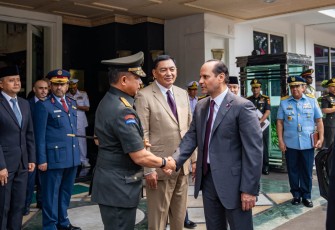 Panglima TNI Jenderal TNI Agus Subiyanto mendampingi Menteri Pertahanan Republik Indonesia (Menhan RI) Sjafrie Sjamsoeddin menerima kunjungan resmi Wakil Perdana Menteri sekaligus Menteri Negara Urusan Pertahanan Negara Qatar, Yang Mulia Sheikh Saoud bin Abdulrahman bin Hassan bin Ali Al Thani