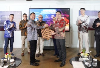 Direktur Utama TelkomMetra Pramasaleh Haryo Utomo (kiri depan) & Group CEO Fullerton Health Ho Kuen Loon (kanan depan) pada acara SPA signing ceremony terkait divestasi atas AdMedika Group