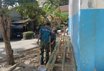 Yonarmed 12 Kostrad Perkuat Sinergi dengan Warga Melalui Karya Bakti Pembuatan Pagar Kantor Desa Kewar