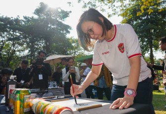 Wakil Menteri Ekonomi Kreatif, Irene Umar, menghadiri Festival Jamu Nusantara oleh Acaraki di kawasan Hutan Kota Gelora Bung Karno (GBK), Jakarta, Minggu (7/6/2026)