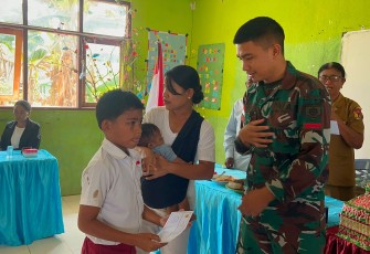 Yonarmed 12 Kostrad Berikan Motivasi dan Dukungan pada Siswa Lulusan SD di Perbatasan