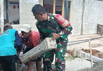 Gotong Royong Bangun Harapan, Babinsa Dampingi Pembangunan Rumah Layak Huni Warga Banyukambang