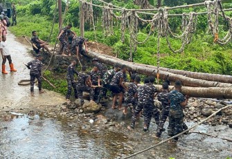 Karya Bakti TNl AL untuk Rakyat Hadirkan Akses Baru Jembatan Gantung di Negeri Tawiri