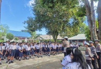 Personil Sat Lantas Polres Bitung saat memberikan sdukasi keselamatan kepada ratusan pelajar dalam program Polantas Menyapa