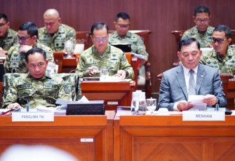 Panglima TNI Jenderal TNI Agus Subiyanto bersama Kepala Staf Angkatan mendampingi Menteri Pertahanan RI Sjafrie Sjamsoeddin 