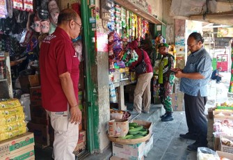 Sinergi TNI dan Satgas Cukai Menjaga Dagangan dari Peredaran Rokok Ilegal