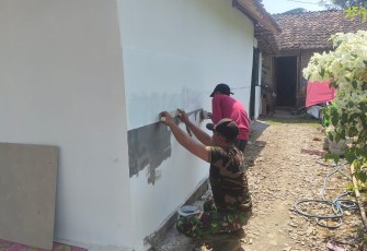Rumah Baru Harapan Baru, Babinsa Wates Kawal Penyelesaian Rutilahu Ibu Maratus