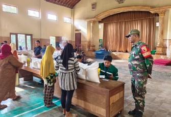 Babinsa Kodim Ponorogoo Pendampingan Distribusi Bantuan Pangan di Desa Binaan