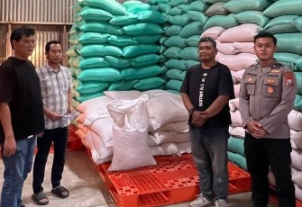 Polres Pelabuhan Tanjungperak Bantu Petani Distribusikan Jagung Hasil Panen ke Bulog