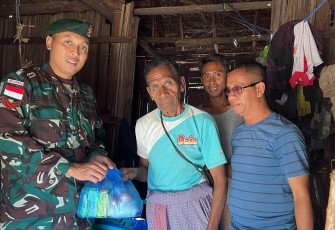 Yonarmed 12 Kostrad Berbagi Kebahagiaan Melalui Program Jumat Berkah di Perbatasan