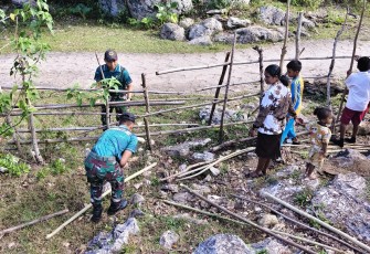 Yonarmed 12 Kostrad Hadir untuk Pendidikan Perbatasan, Perbaiki Pagar dan Bersihkan Sekolah