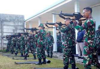 Lanud Sjamsudin Noor Gelar Latihan Menembak Berkala Guna Perkuat Ketangguhan dan Kesiapsiagaan Prajurit