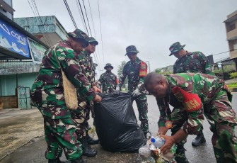 Kodim 1710/Mimika Bersihkan Lingkungan Bersama Masyarakat