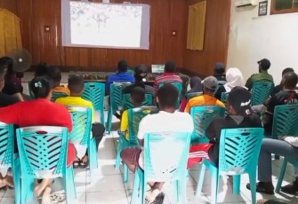 Nobar Piala Dunia dan Makan Bersama, Koramil 1710-02/Timika Perkuat Kemanunggalan TNI-Rakyat