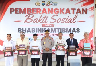 Sambut Hari Bhayangkara ke-80 Kapolda Jatim Bagikan 2.055 Kitab Suci