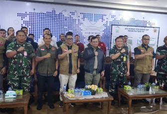 Sekretaris Utama Badan Nasional Penanggulangan Bencana (BNPB) Dr. Rustian, S.Si., Apt., M.Kes. (jaket hitam) melakukan koordinasi dengan Satgas Penanganan Karhutla Provinsi Riau di Lanud Roesmin Nurjadin, Kota Pekanbaru, Provinsi Riau, Minggu (14/6)