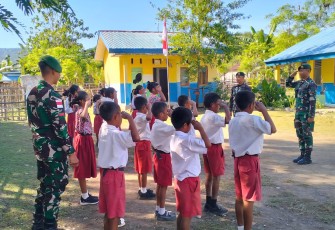 Yonarmed 12 Kostrad Perkuat Karakter Anak Bangsa di Perbatasan Melalui Pengajaran PBB