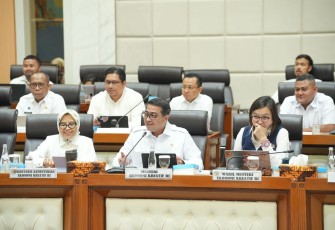 Menteri Ekonomi Kreatif, Teuku Riefky Harsya, bersama Wakil Menteri Ekonomi Kreatif, Irene Umar, menghadiri Raker DPR di Gedung Nusantara 1, Jakarta, Senin (15/6/2026)