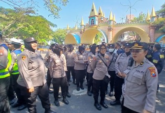 Polres Pelabuhan Tanjungperak Libatkan 696 Personel Kawal Pengesahan Warga Baru PSHT di Surabaya*