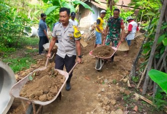 TNI-Polri Bersama Warga Bahu-Membahu Bangun Akses Jalan di Salamrejo Trenggalek