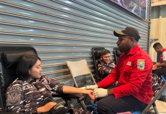 TNI AL Gelar Donor Darah untuk Masyarakat Papua di Atas Kapal Perang Rumah Sakit KRI dr Soeharso-990