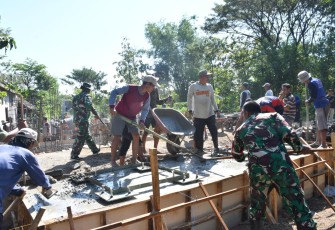 Warga Gotong Royong Bekerja dan Sajikan Hidangan