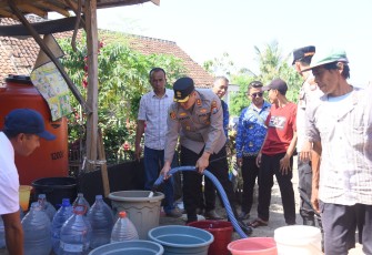 Polres Bondowoso Salurkan Air Bersih ke 20 Dusun yang Terdampak Kekeringan