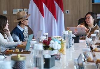 Wakil Menteri Ekonomi Kreatif, Irene Umar, menerima audiensi Founder dan CEO Dus Duk Duk, Arief Susanto, bersama seniman dan kreator konten, Erika Richardo, di Kantor Kementerian Ekraf, Jakarta, Kamis (18/6/2026)