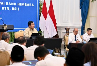 Kepala BP BUMN sekaligus COO Danantara, Dony Oskaria, menghadiri pertemuan yang dipimpin langsung oleh Presiden Prabowo Subianto bersama jajaran komisaris utama dan direktur utama bank-bank anggota Himbara di Istana Merdeka,