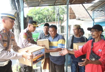 Polres Bondowoso Salurkan Bantuan untuk Anak Yatim, Ojol dan Sopir Angkot