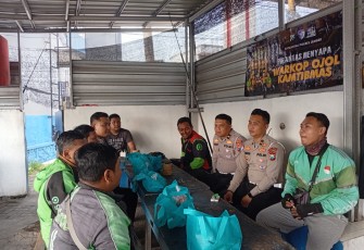 Polres Jember Berbagi Paket Sembako untuk Ojol