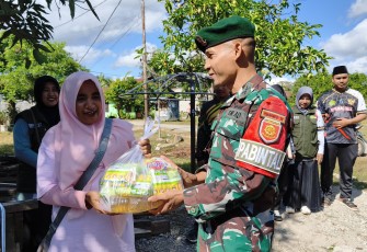 Yonarmed 12 Kostrad Perkuat Kemanunggalan dengan Aksi Sosial Jumat Berkah