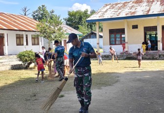 Yonarmed 12 Kostrad Laksanakan Kerja Bakti di SDN Metamauk