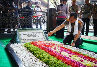 Kapolri Jenderal Listyo Sigit Prabowo melakukan ziarah ke makam Presiden RI Ke-4 K.H. Abdurrahman Wahid (Gus Dur) di Kabupten Jombang, Jawa Timur (Jatim), Sabtu (20/6/2026) 